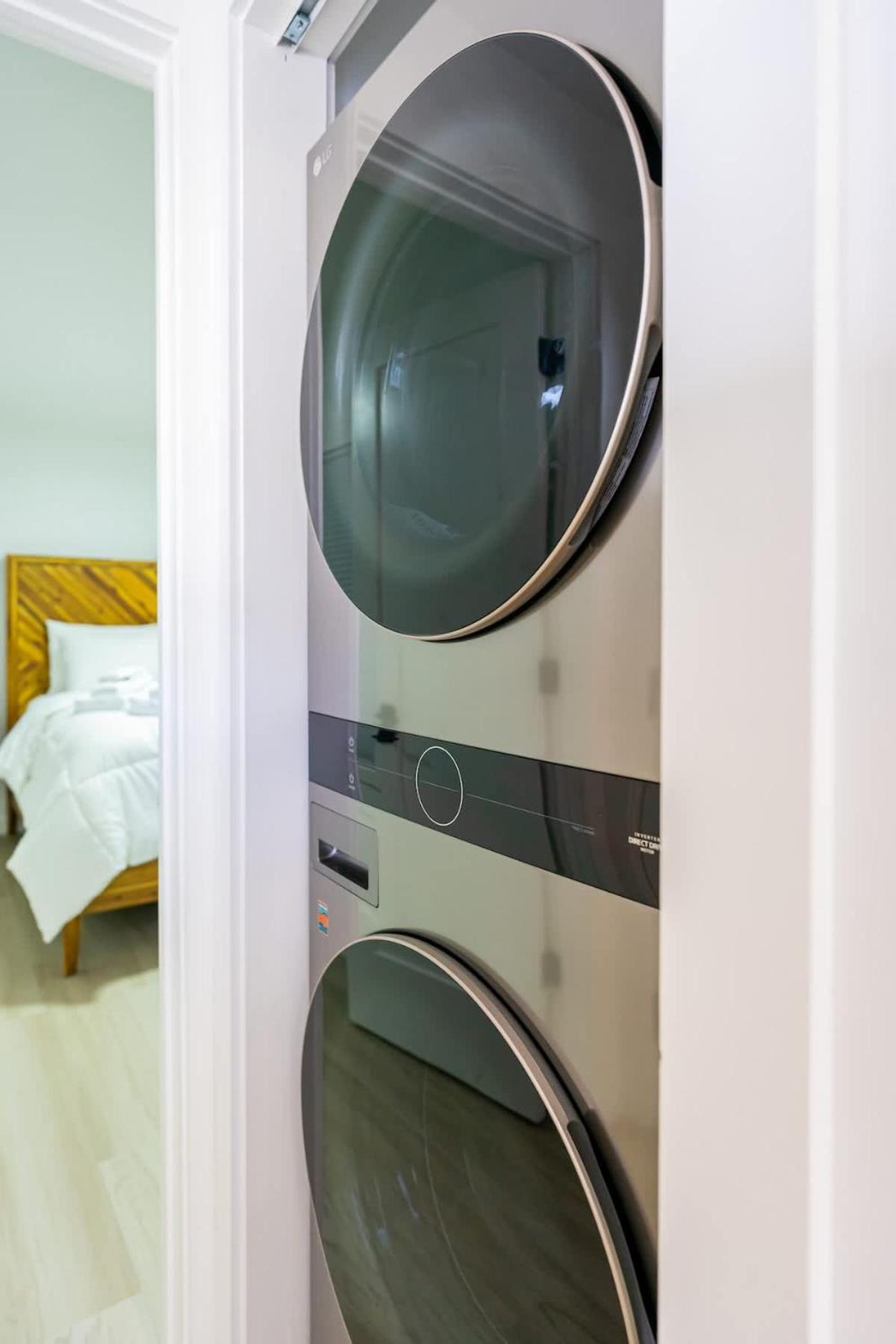 Luxury 2 Bed 2 Bath East Apartment *