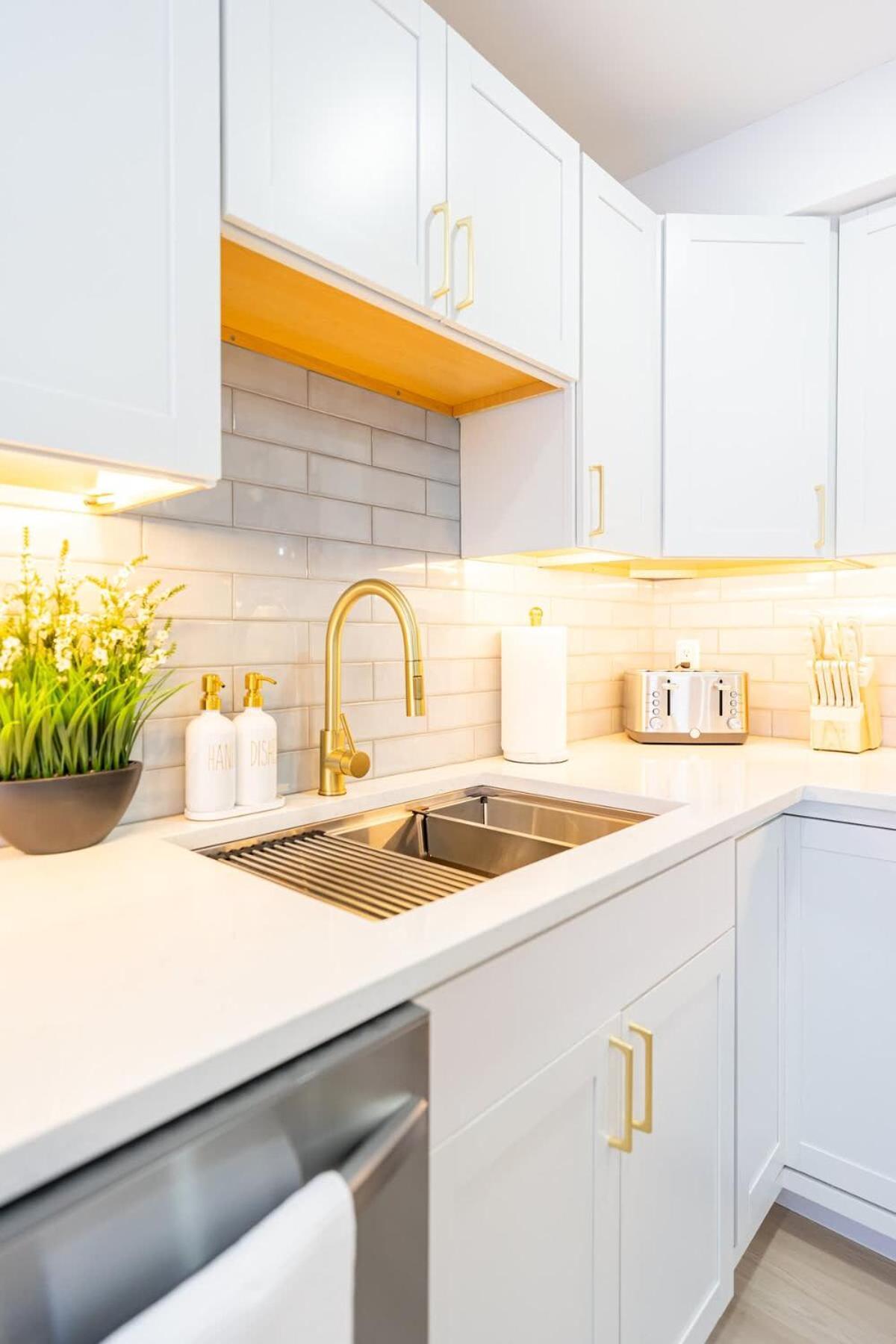Luxury 2 Bed 2 Bath East Apartment