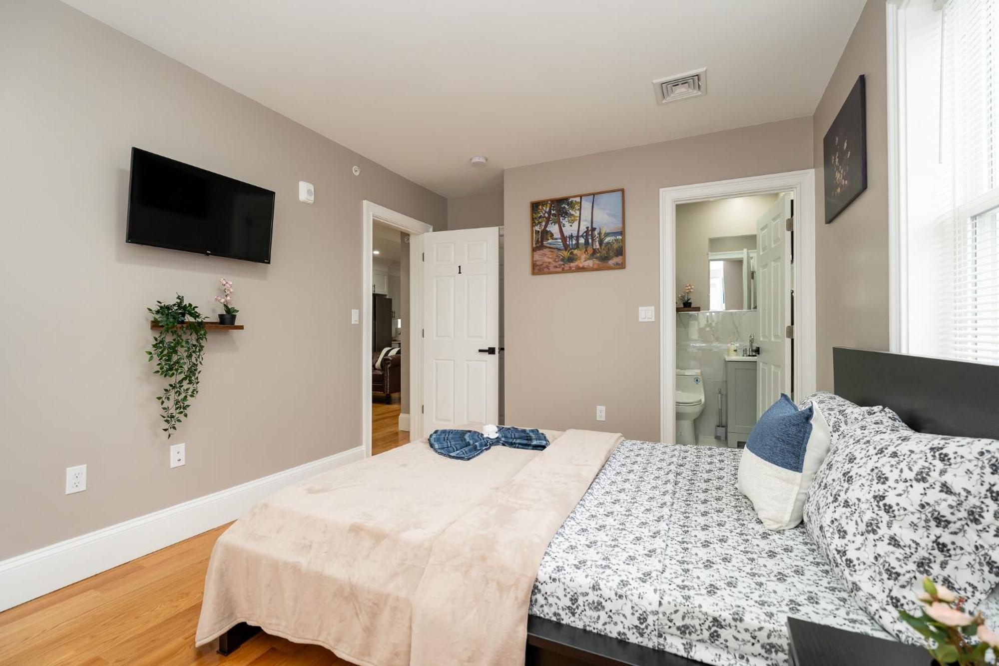 558-1 3Br Boston - Renovated Nest Near Aquarium