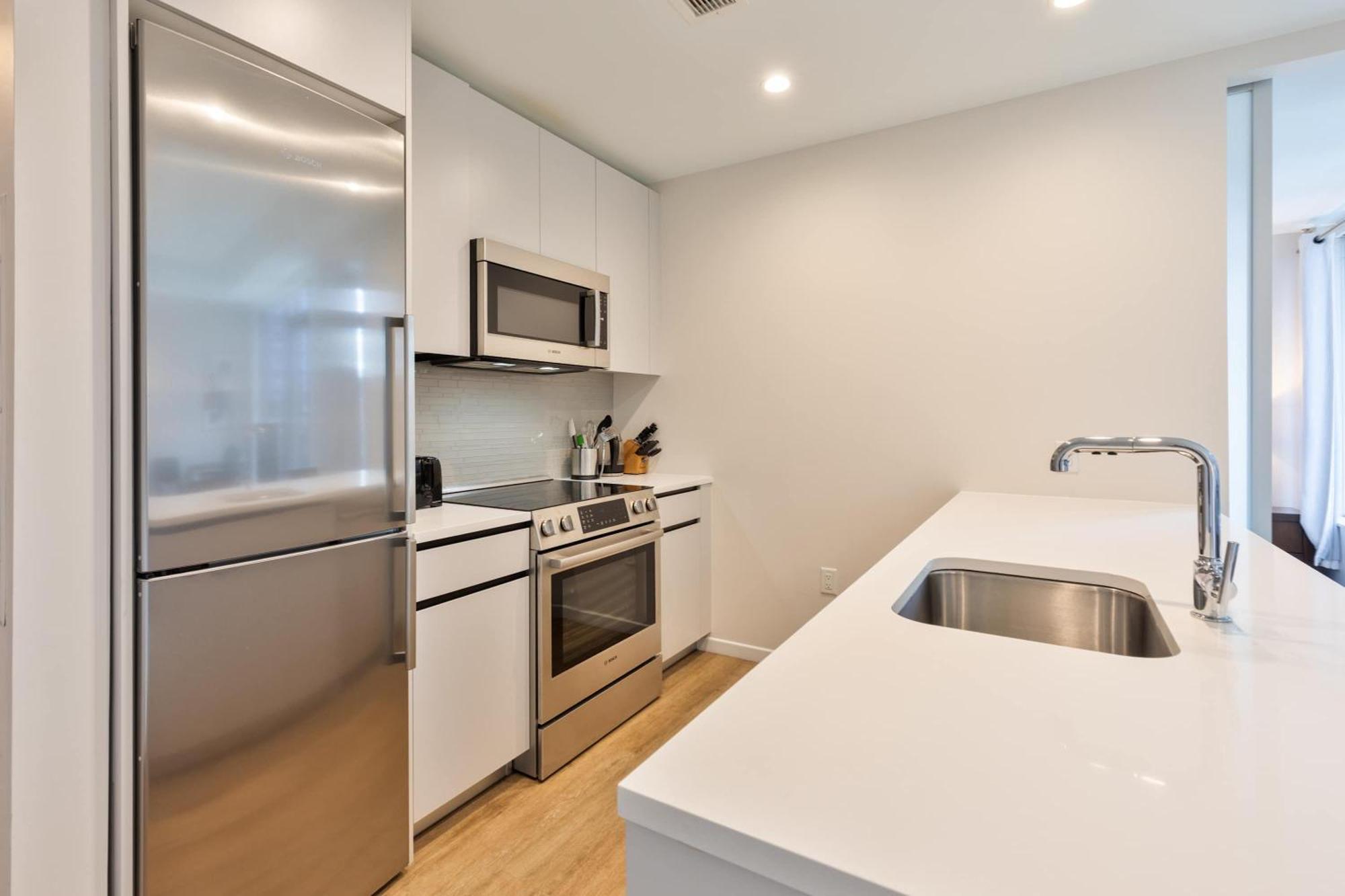 Bright Downtown Seaport Apartment *