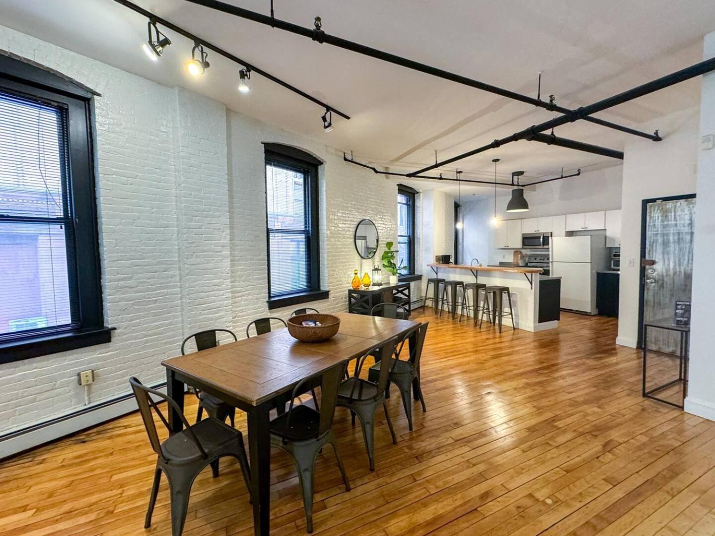 Open Concept 2 Bed Loft In Back Bay Apartment *