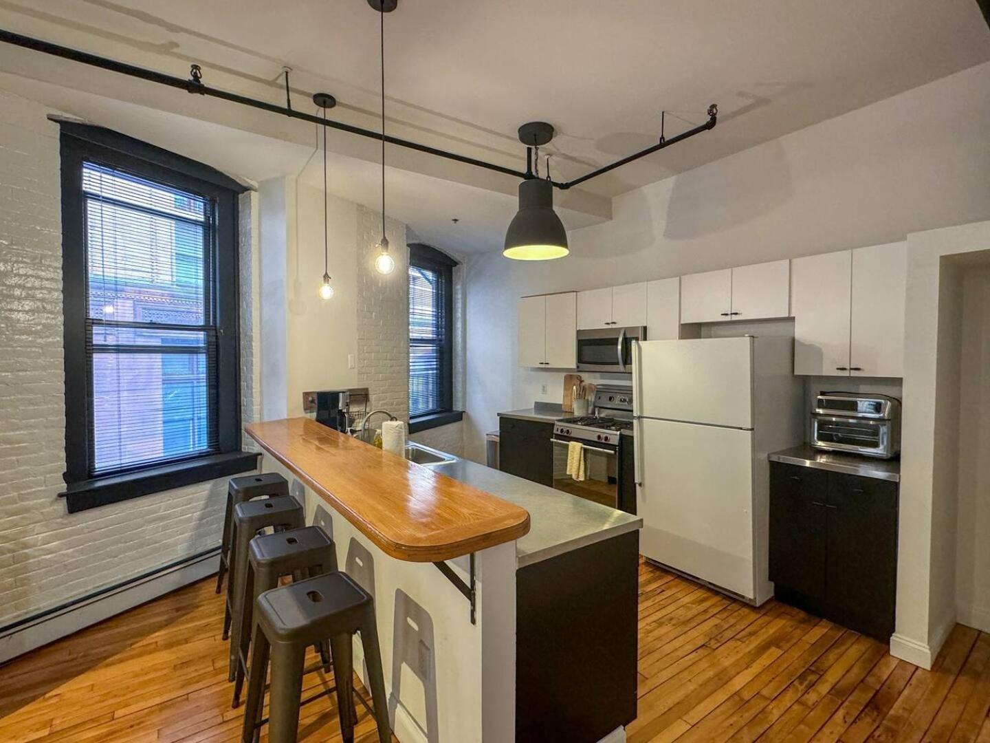 Open Concept 2 Bed Loft In Back Bay Apartment *