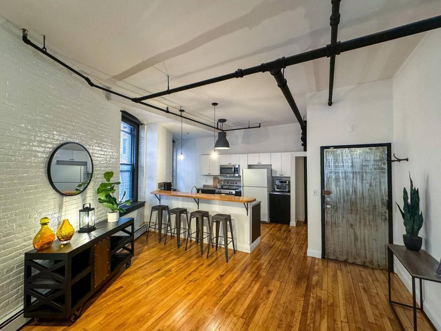 Open Concept 2 Bed Loft In Back Bay Apartment