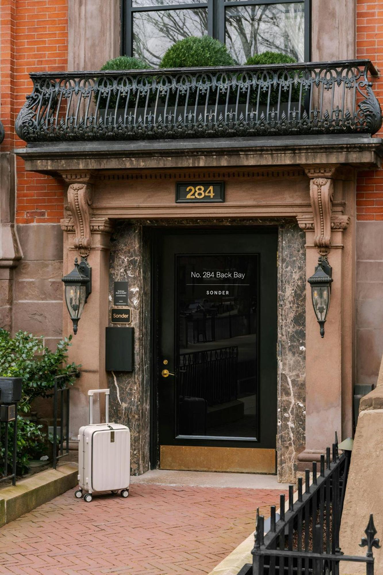 Hotel No. 284 Back Bay Hotel, Sonder