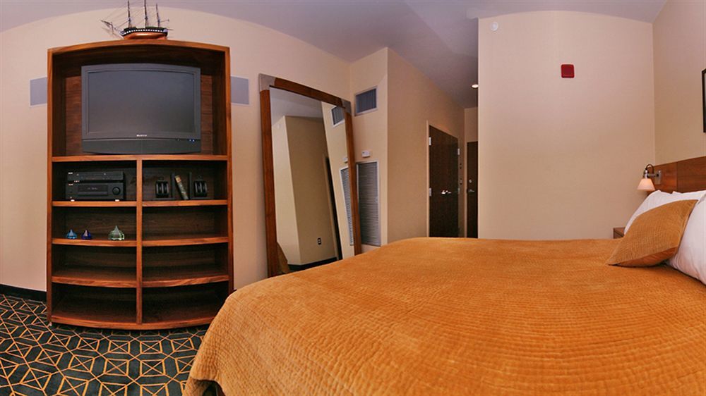 Harborside Hotel