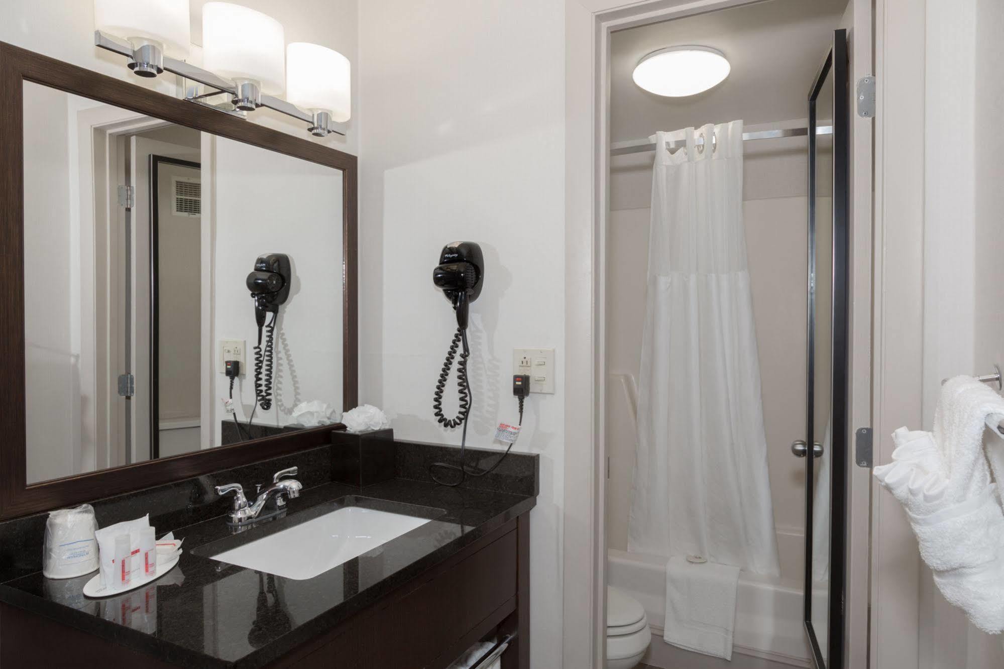Ramada By Wyndham 3* Boston