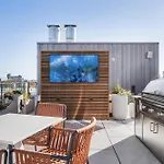 Gorgeous Apt Heart Of Downtown