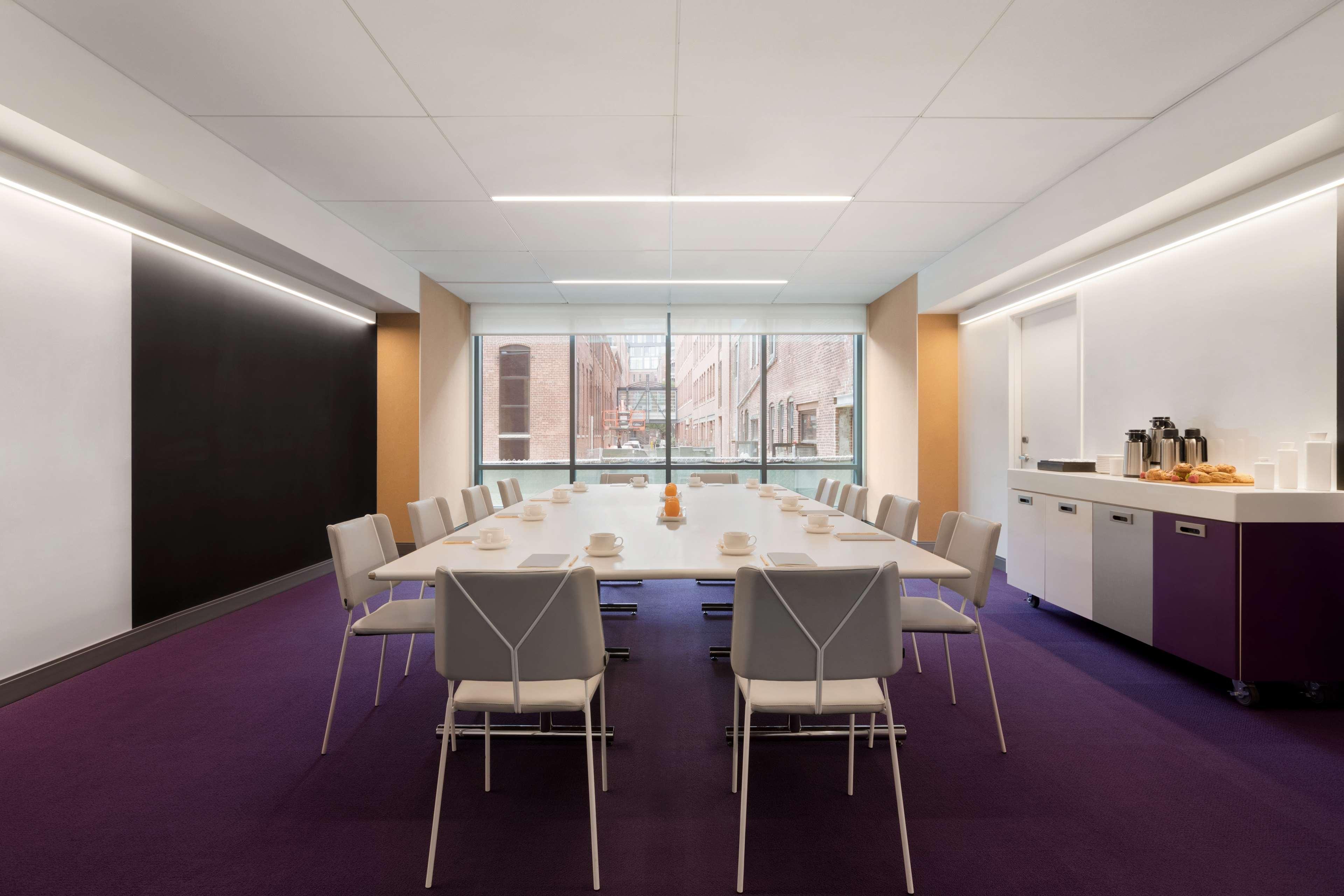 Yotel 4*