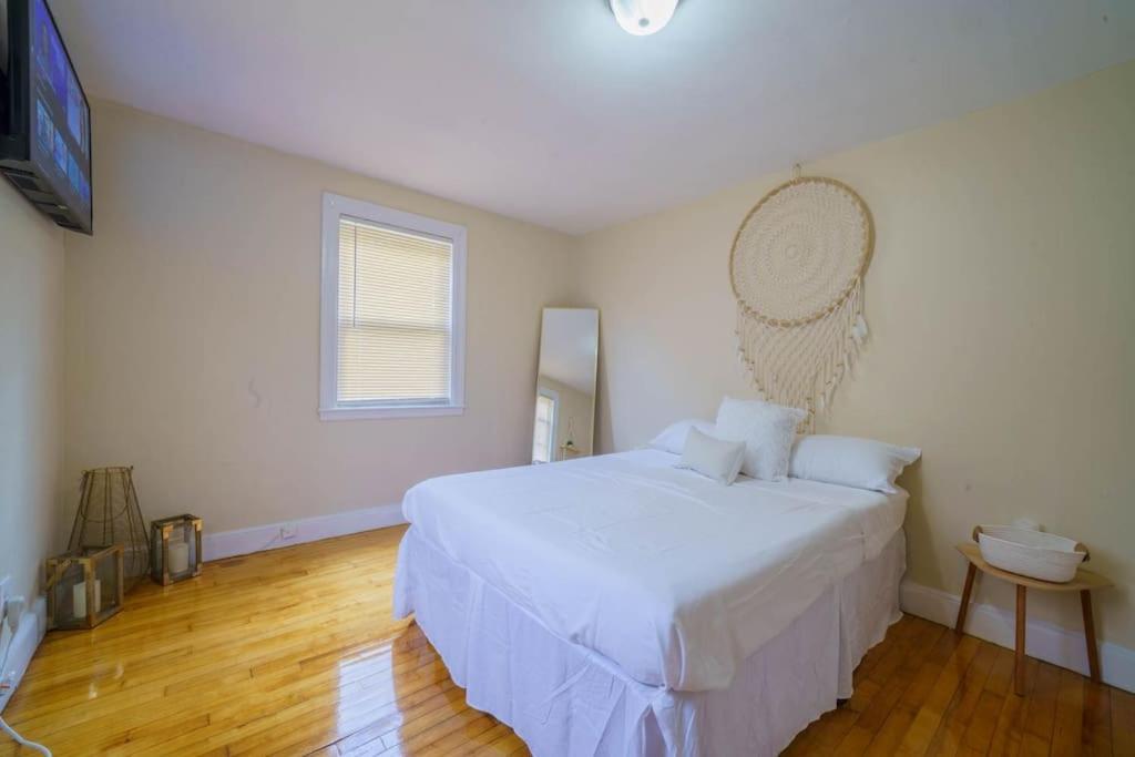 New Vanity Short- Term Rentals- Neponset Riverway Apartment