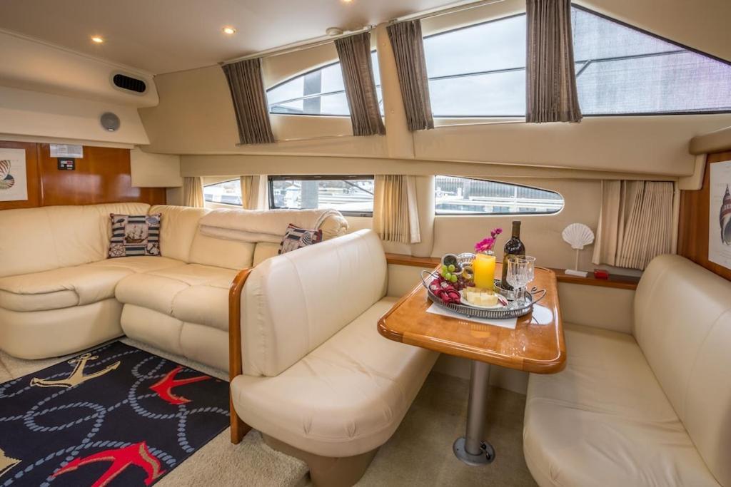 Sea Pearl Yacht Botel Boston