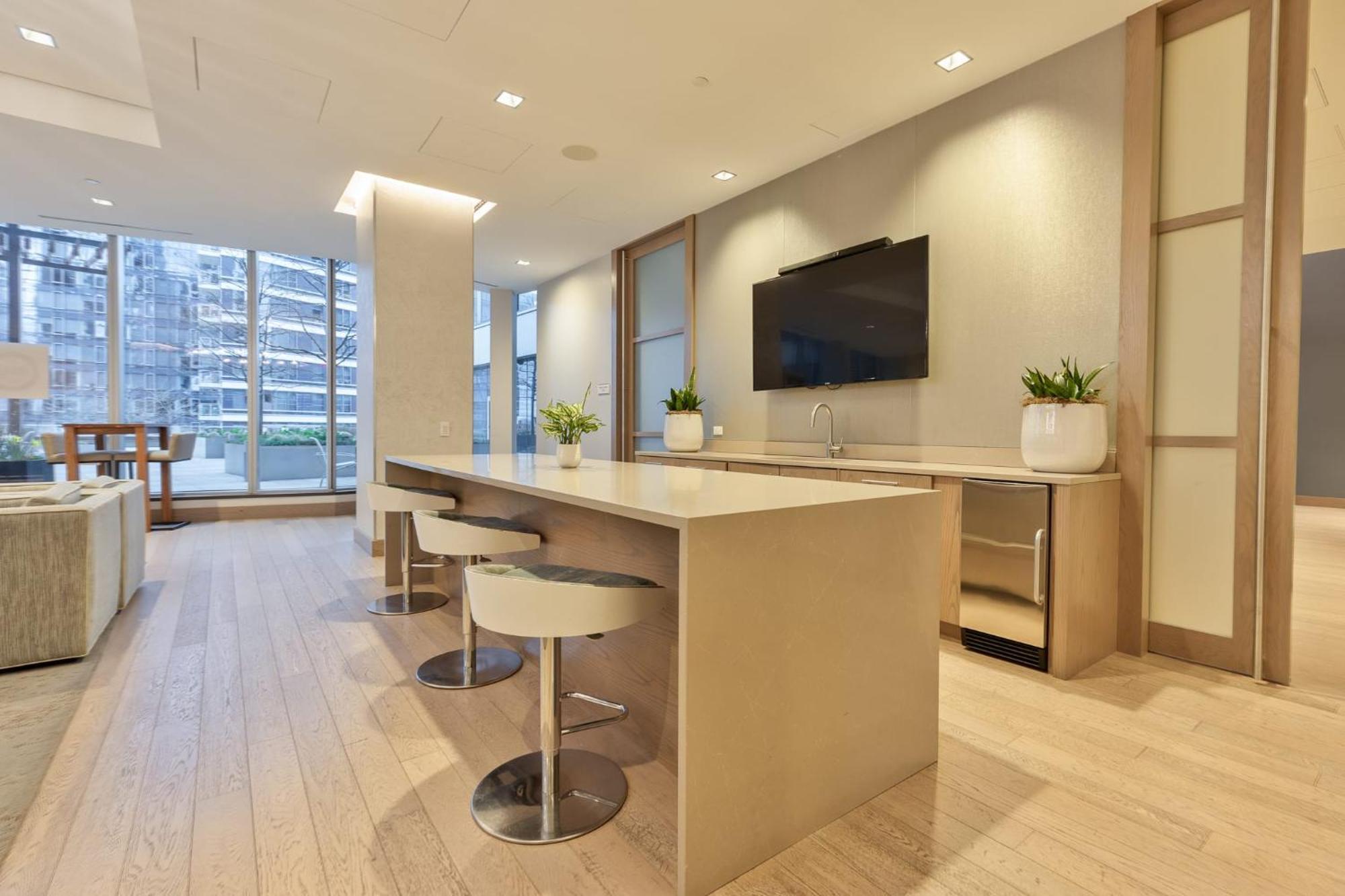 Private Seaport With Gym - Via-401 *