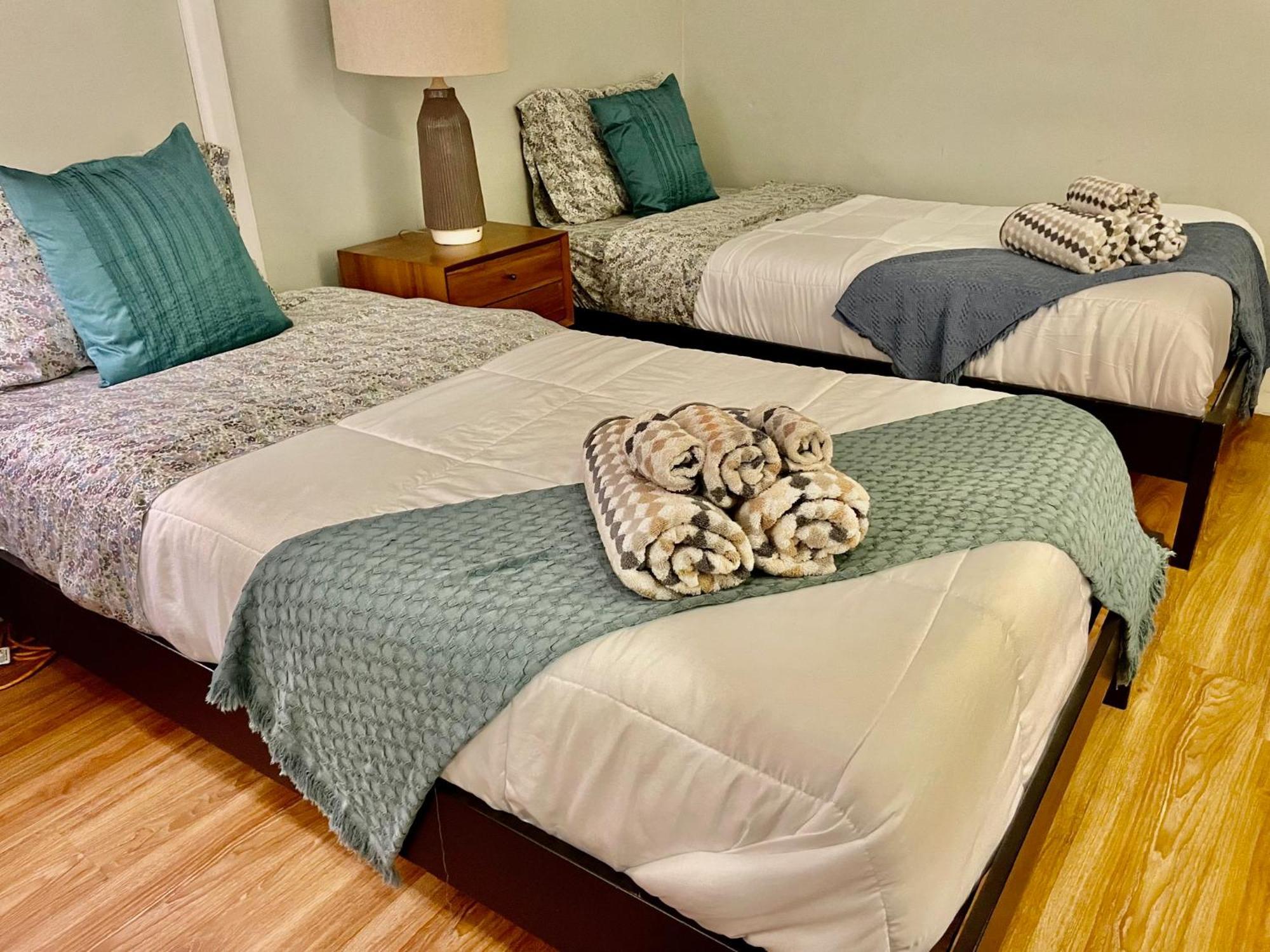 Beautiful 3br 3ba Duplex Parking Location Apartment *