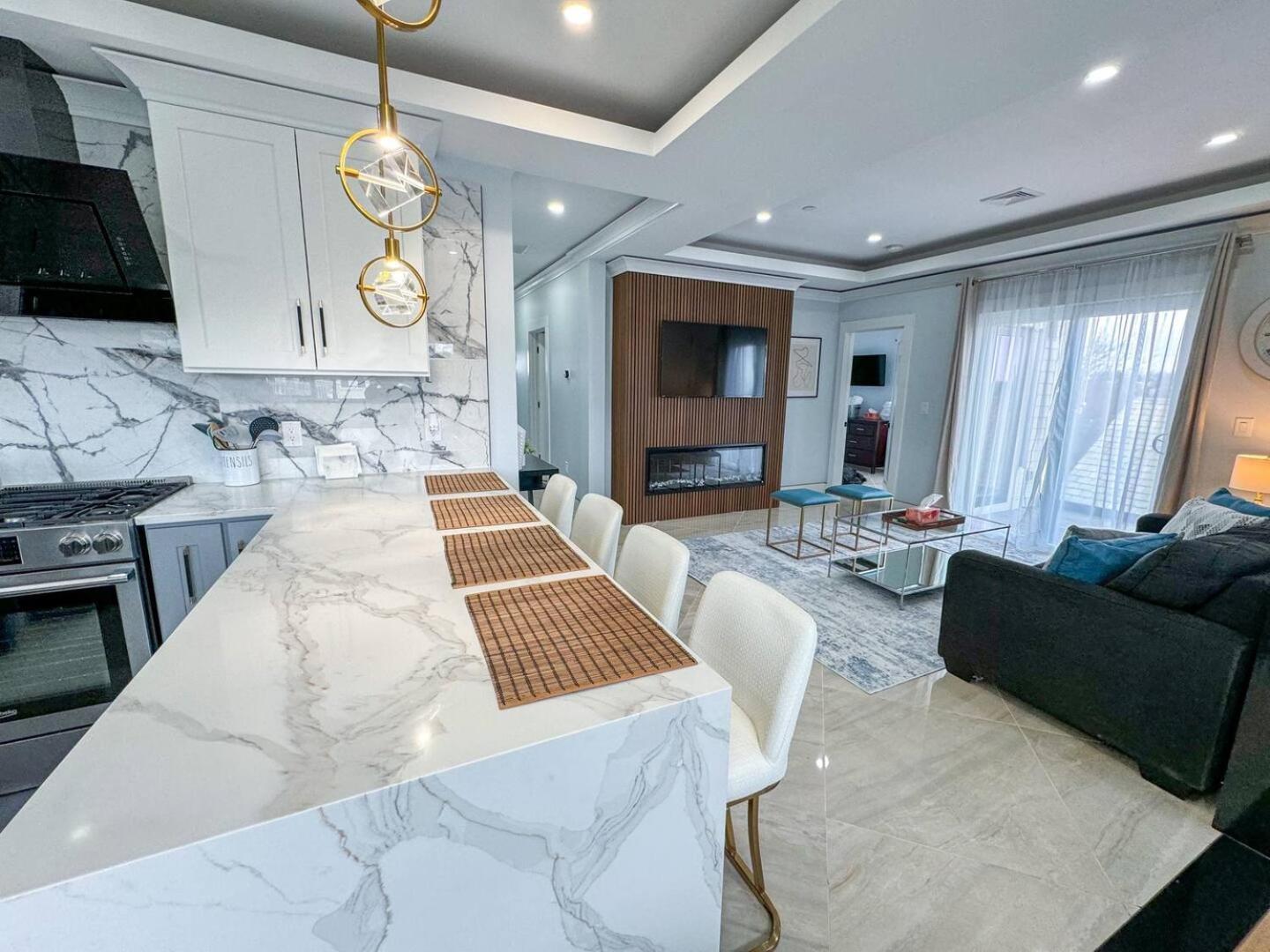 3Br Gem Skyline Views, Laundry & Central Air Apartment