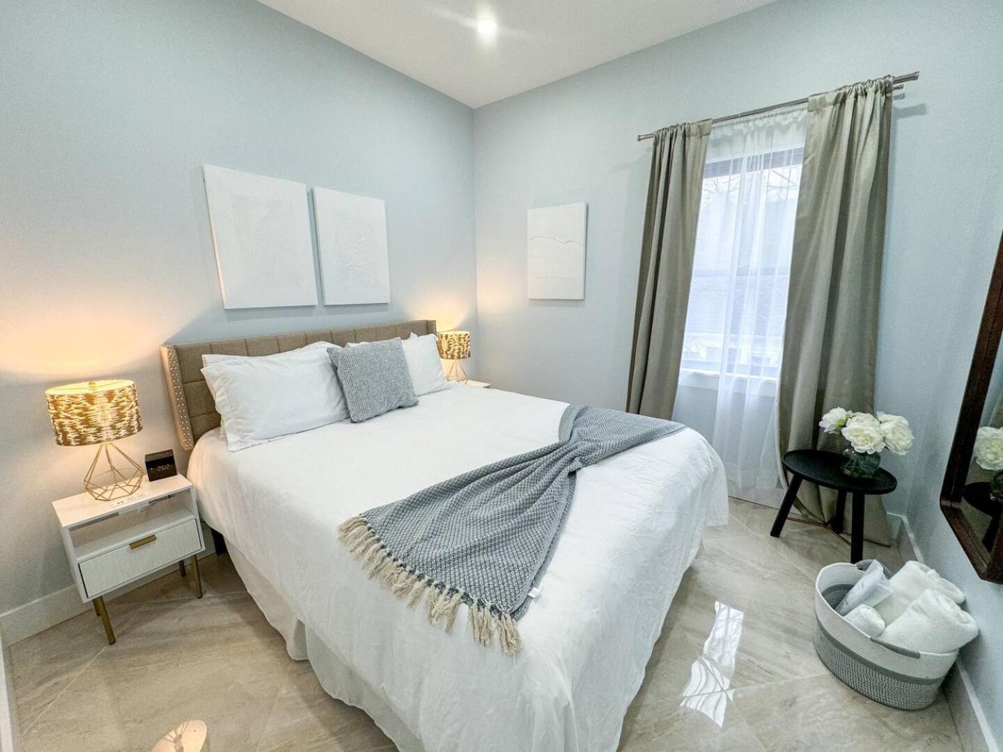 3Br Gem Skyline Views, Laundry & Central Air Apartment *