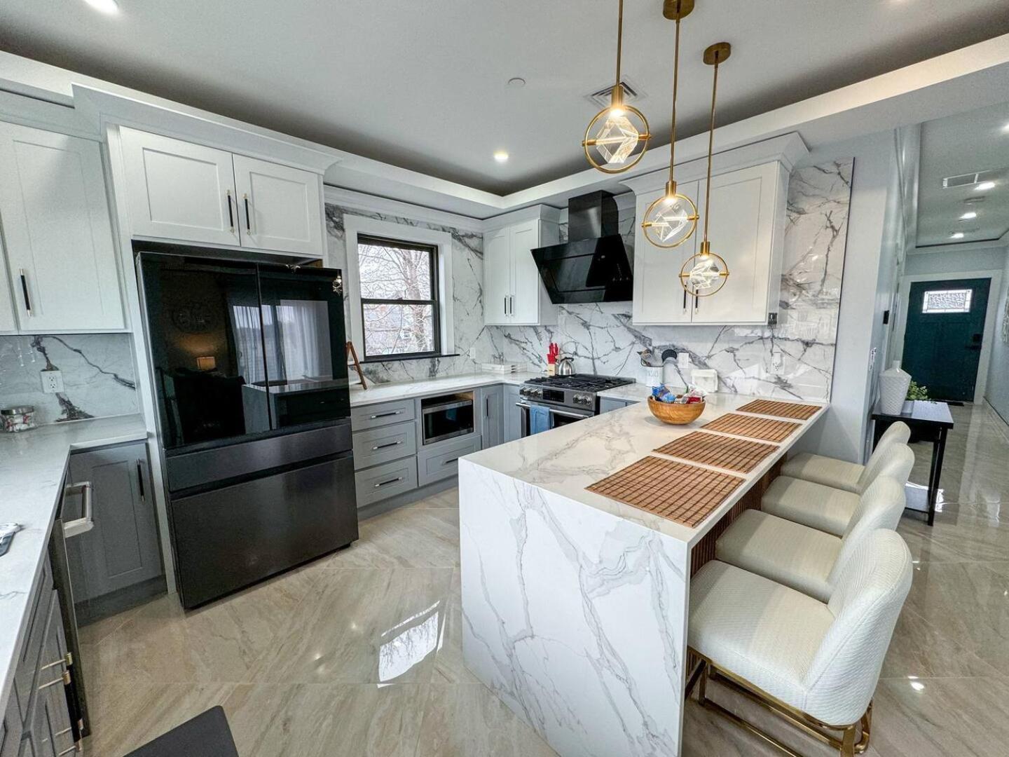 3Br Gem Skyline Views, Laundry & Central Air Apartment Boston