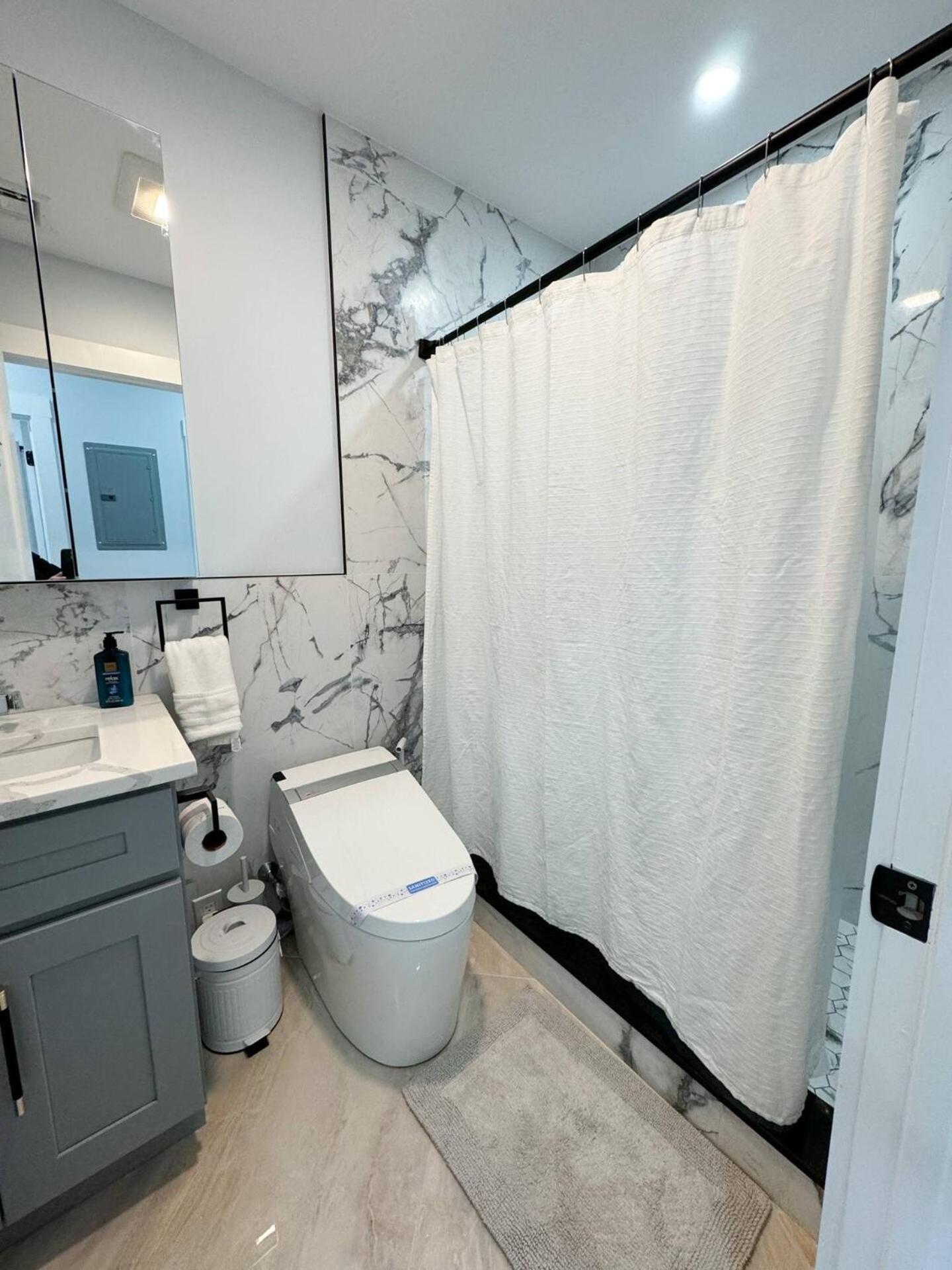 3Br Gem Skyline Views, Laundry & Central Air *