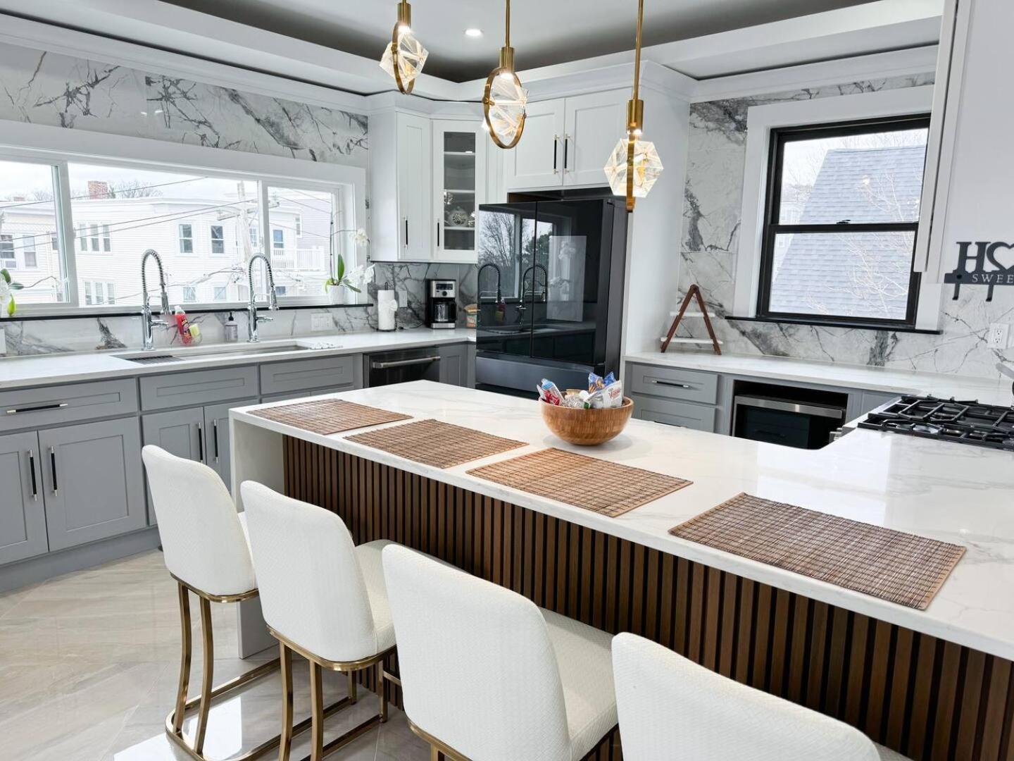 3Br Gem Skyline Views, Laundry & Central Air Boston