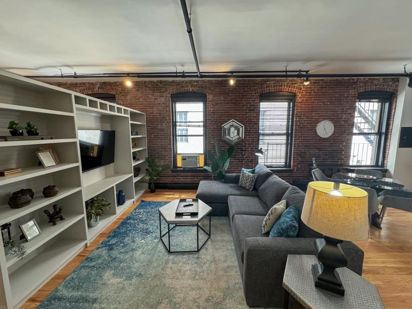 Apartment Massive Bright Back Bay *