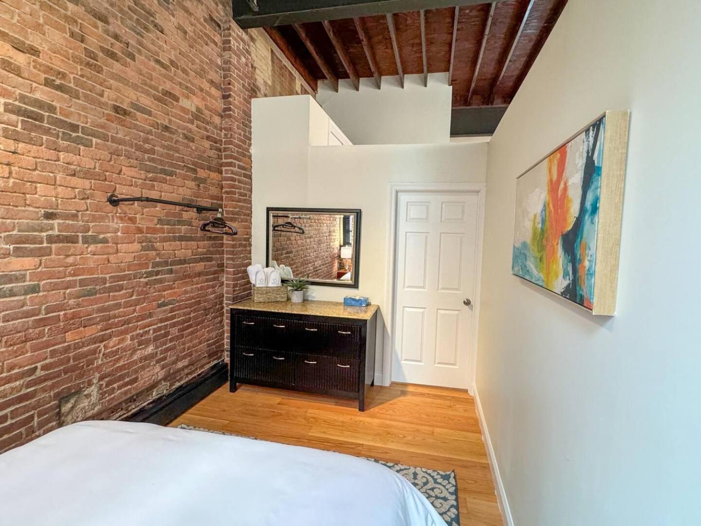 Sunny 2br W Office, Near Copley & Shopping