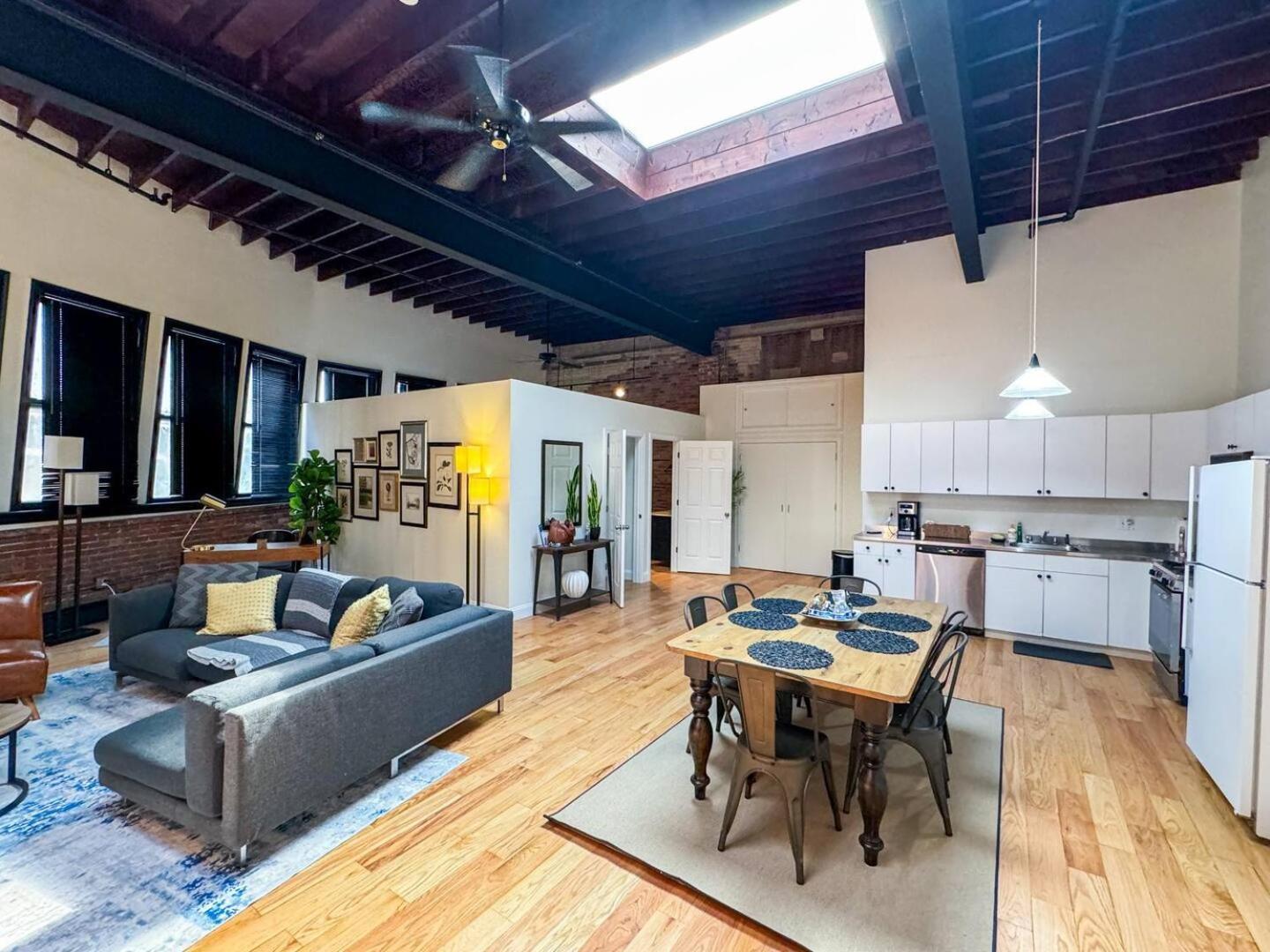 Apartment Sunny 2br W Office, Near Copley & Shopping