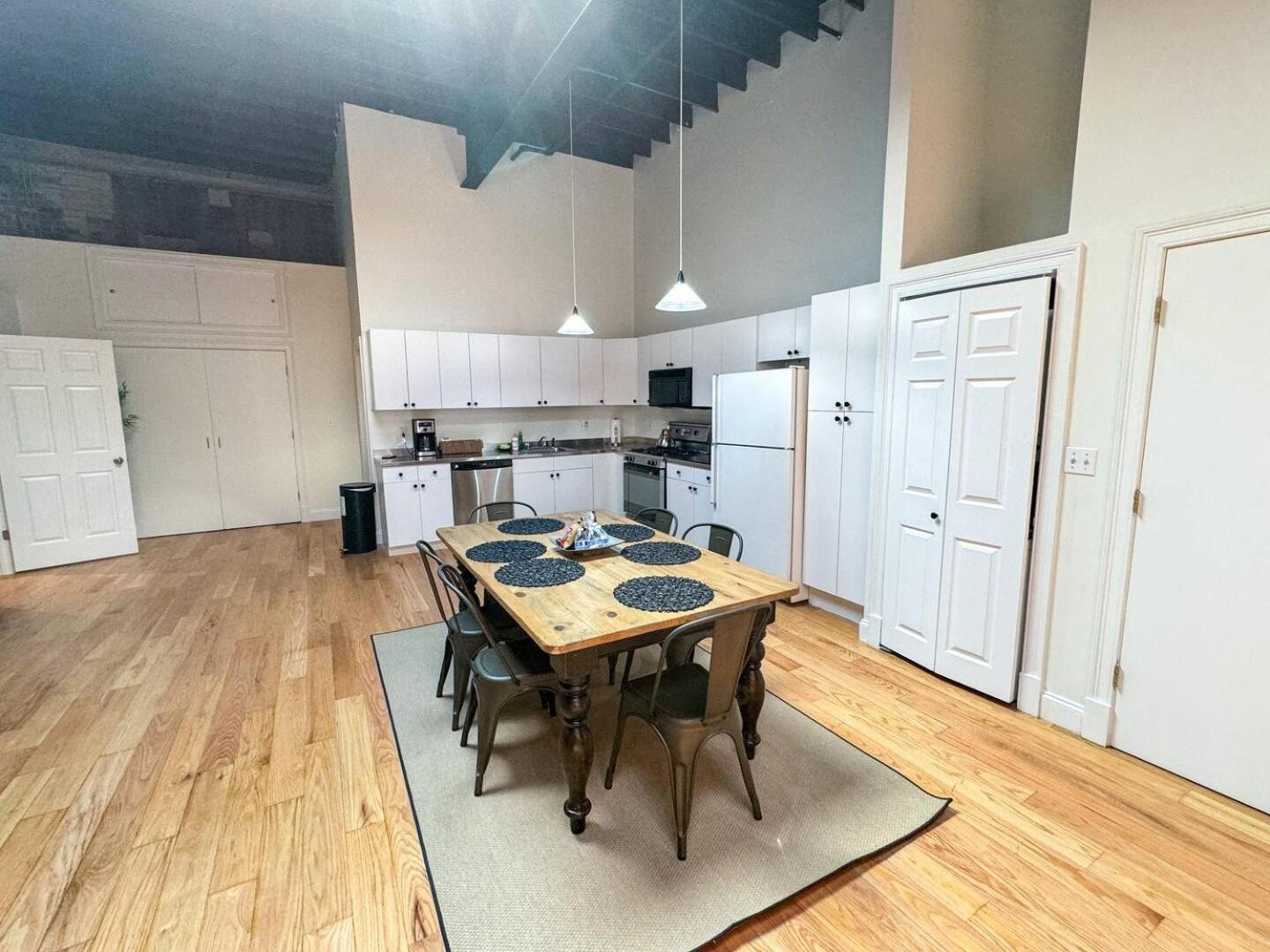 Apartment Sunny 2br W Office, Near Copley & Shopping