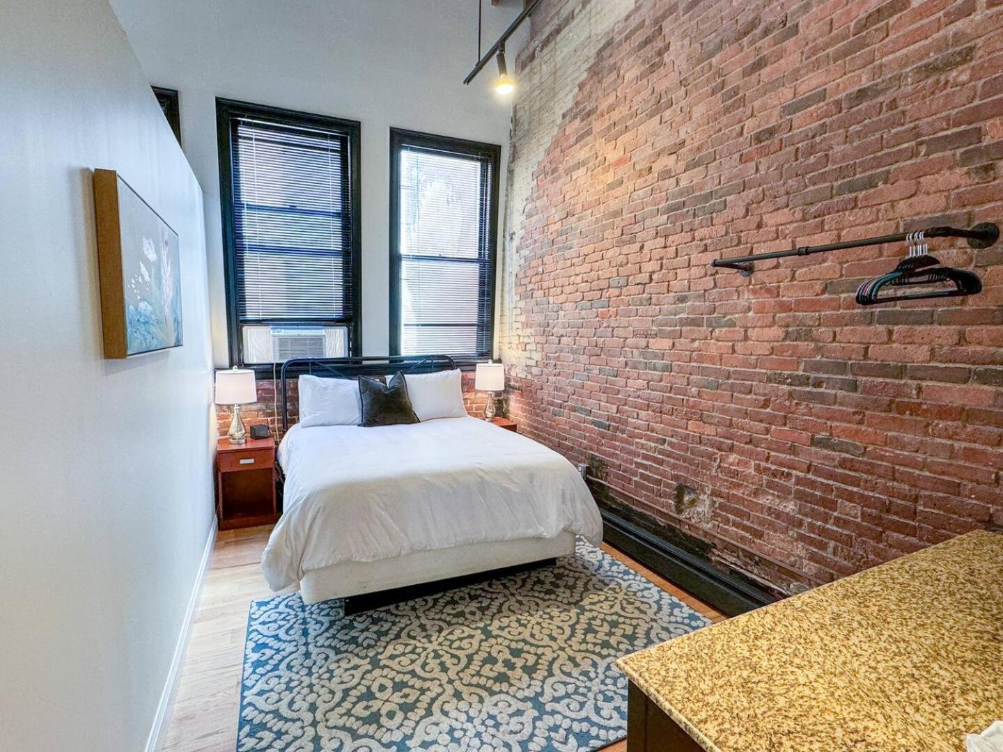 Apartment Sunny 2br W Office, Near Copley & Shopping