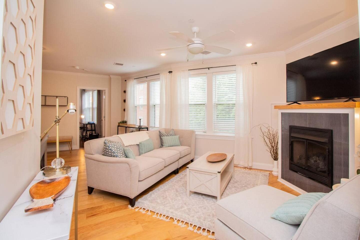 2b 2ba W In-unit Laundry, Air Apartment