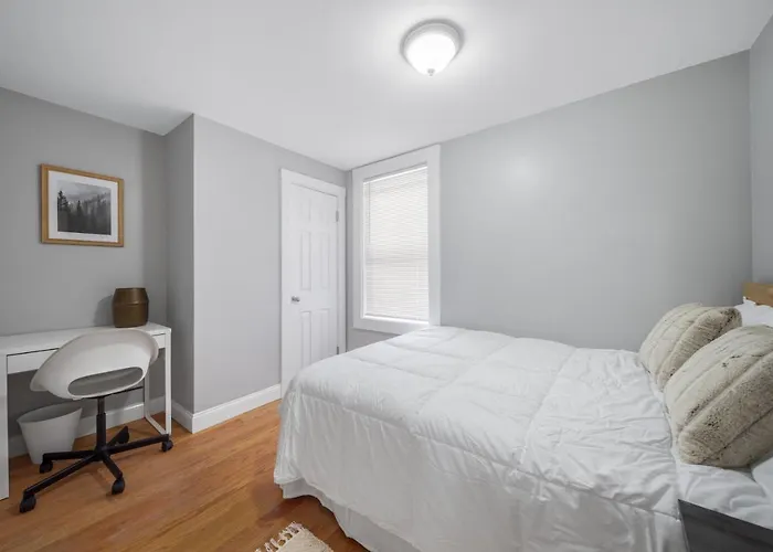 4Br1Bth South Boston Apt Perfect For Commutes