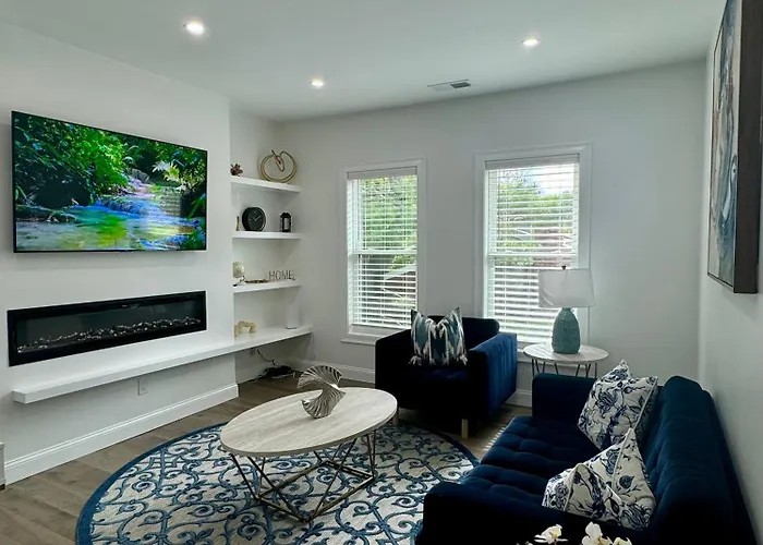 Modern 3-Bedroom Condo, Fully Furnished & Renovated
