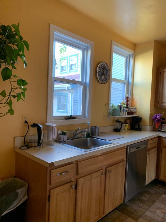 Private Room In Victorian House, B Homestay Boston