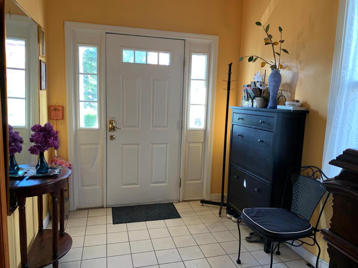 Private Room In Victorian House, B
