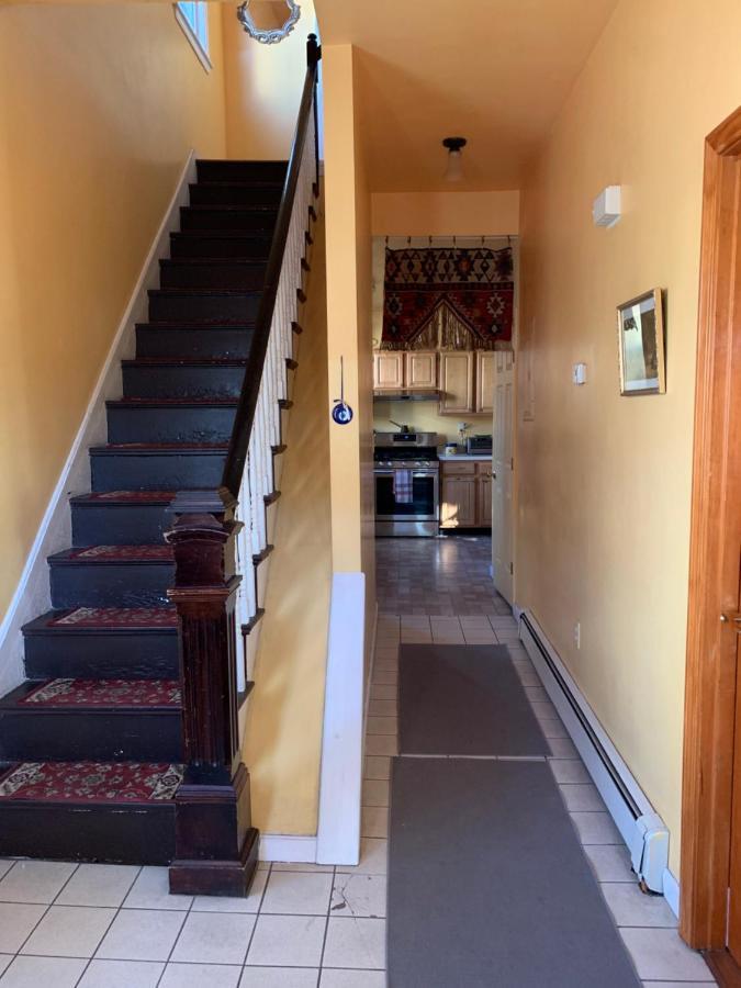 Private Room In Victorian House, B Homestay Boston