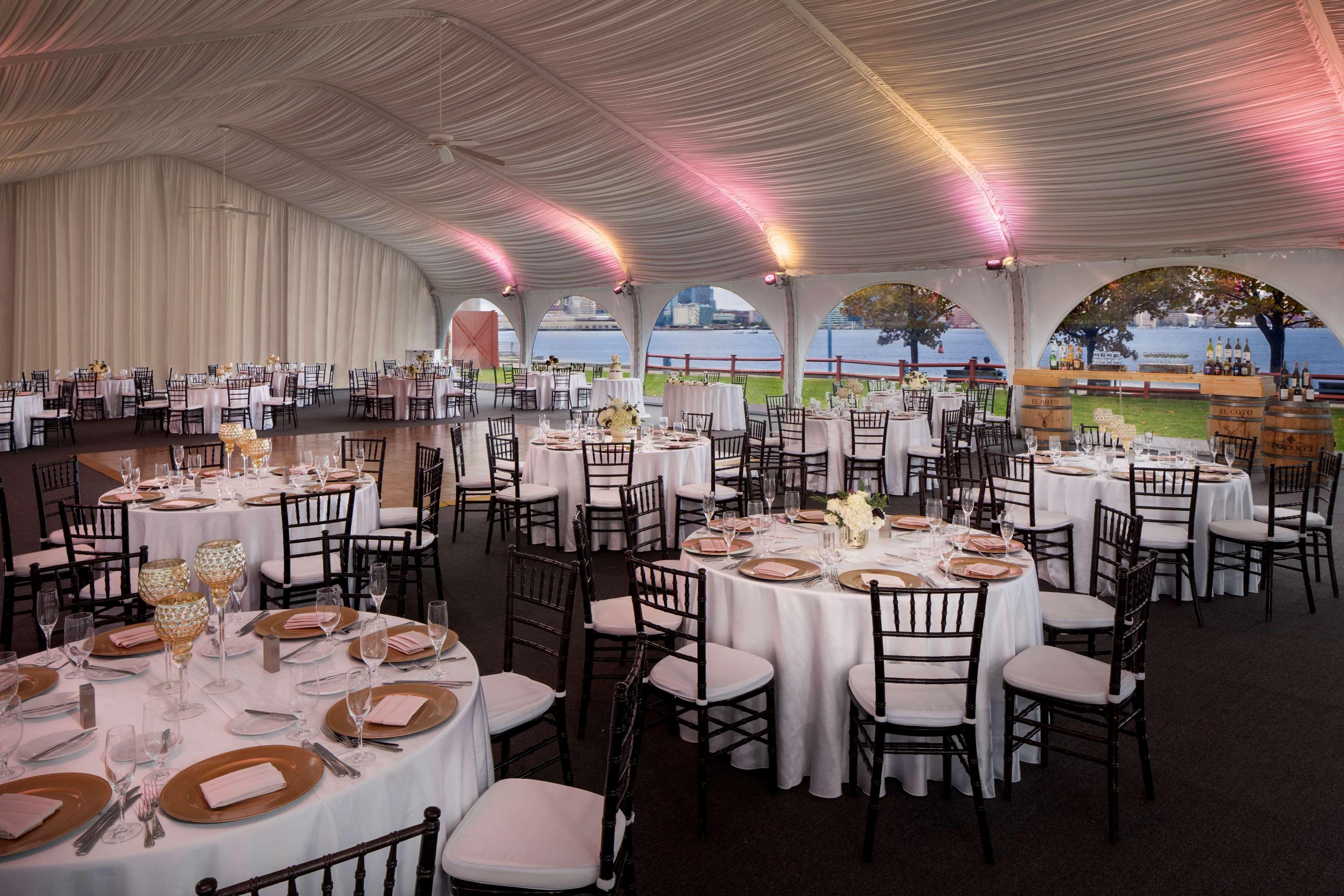 Hyatt Regency Harbor Hotel 4*