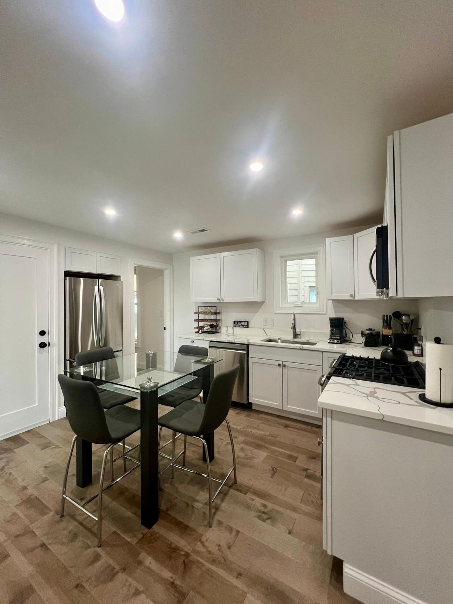 Aparthotel Modern 3-bedroom Condo, Fully Furnished & Renovated Boston