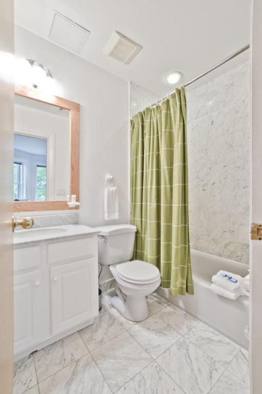 Christopher Apartment *